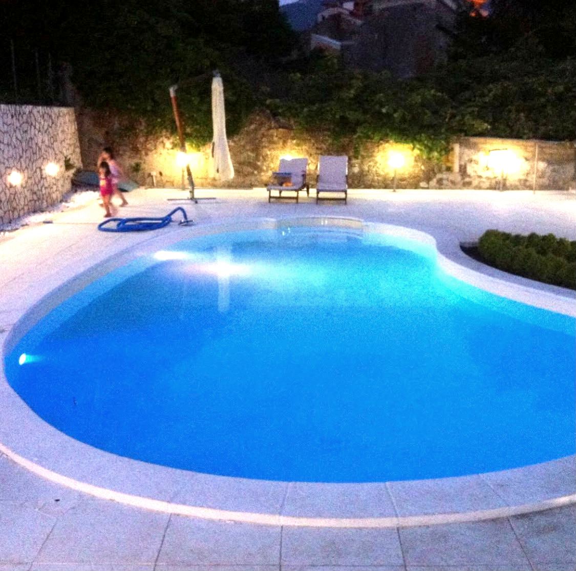Piscina interrata e area solarium