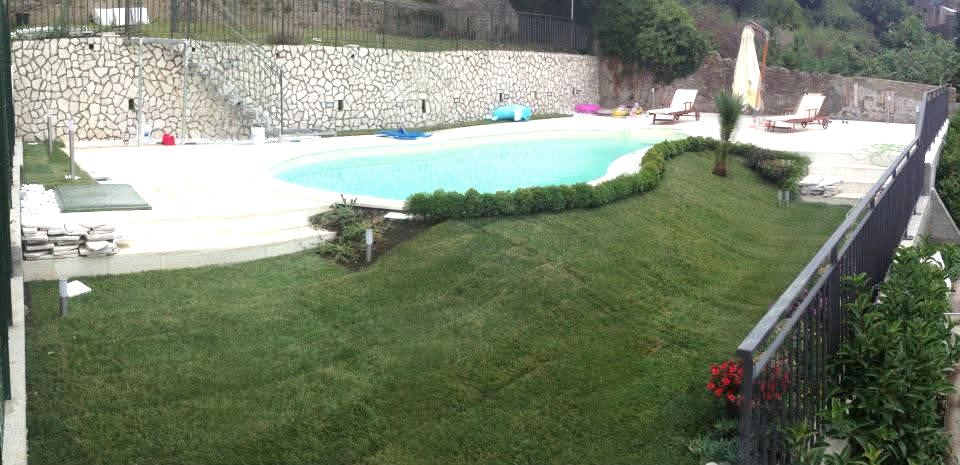Piscina integrata nella sistemazione esterna