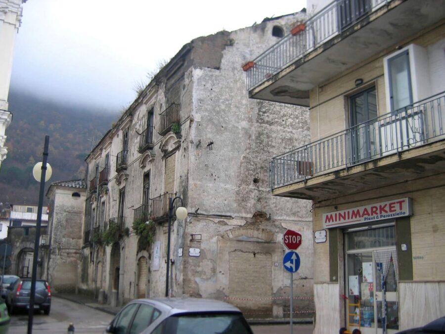 Lo stato di fatto sul fronte strada